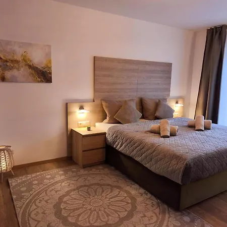Falk Homes, 1 - Luxus City Apartment, Ideal Fuer Geschaeftsreisende & Familien - 70qm Mit Balkon, Arbeitsplatz & Parkplatz Im Zentrum Nuernbergs, Nahe Messe Апартаменты *