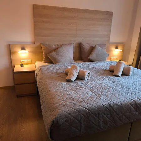 Falk Homes, 1 - Luxus City Apartment, Ideal Fuer Geschaeftsreisende & Familien - 70qm Mit Balkon, Arbeitsplatz & Parkplatz Im Zentrum Nuernbergs, Nahe Messe * Нюрнберг