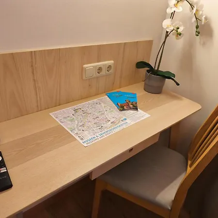 Falk Homes, 1 - Luxus City Apartment, Ideal Fuer Geschaeftsreisende & Familien - 70qm Mit Balkon, Arbeitsplatz & Parkplatz Im Zentrum Nuernbergs, Nahe Messe Апартаменты