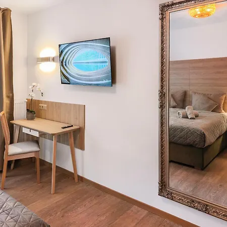 Falk Homes, 1 - Luxus City Apartment, Ideal Fuer Geschaeftsreisende & Familien - 70qm Mit Balkon, Arbeitsplatz & Parkplatz Im Zentrum Nuernbergs, Nahe Messe Апартаменты *