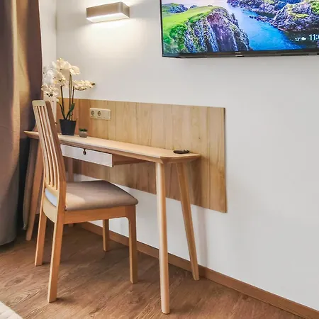 Falk Homes, 1 - Luxus City Apartment, Ideal Fuer Geschaeftsreisende & Familien - 70qm Mit Balkon, Arbeitsplatz & Parkplatz Im Zentrum Nuernbergs, Nahe Messe *