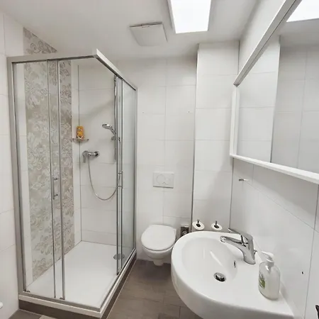 Falk Homes, 1 - Luxus City Apartment, Ideal Fuer Geschaeftsreisende & Familien - 70qm Mit Balkon, Arbeitsplatz & Parkplatz Im Zentrum Nuernbergs, Nahe Messe Apartament
