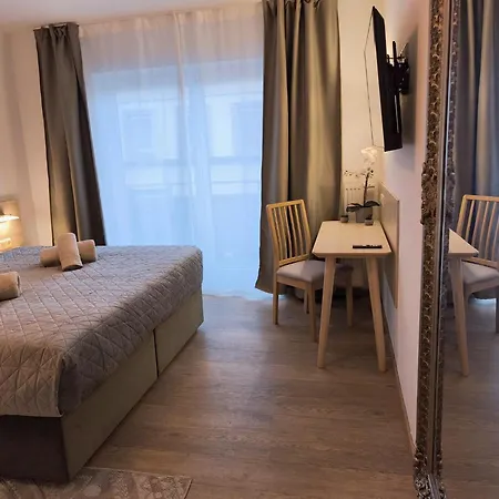 Falk Homes, 1 - Luxus City Apartment, Ideal Fuer Geschaeftsreisende & Familien - 70qm Mit Balkon, Arbeitsplatz & Parkplatz Im Zentrum Nuernbergs, Nahe Messe Apartament