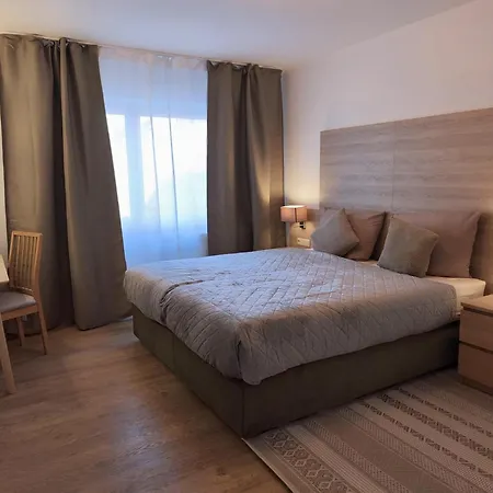 Falk Homes, 1 - Luxus City Apartment, Ideal Fuer Geschaeftsreisende & Familien - 70qm Mit Balkon, Arbeitsplatz & Parkplatz Im Zentrum Nuernbergs, Nahe Messe Apartment Nürnberg