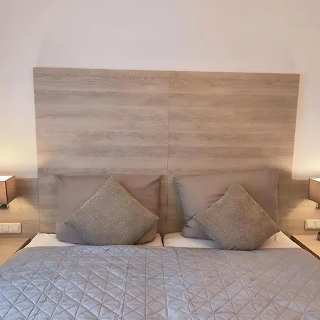 Falk Homes, 1 - Luxus City Apartment, Ideal Fuer Geschaeftsreisende & Familien - 70qm Mit Balkon, Arbeitsplatz & Parkplatz Im Zentrum Nuernbergs, Nahe Messe *