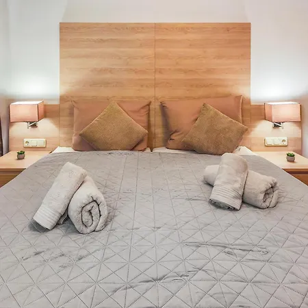 Apartment Falk Homes, 1 - Luxus City Apartment, Ideal Fuer Geschaeftsreisende & Familien - 70qm Mit Balkon, Arbeitsplatz & Parkplatz Im Zentrum Nuernbergs, Nahe Messe *